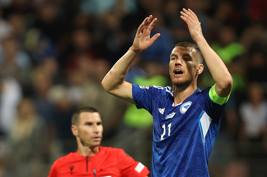 Edin Dzeko'dan Bosna Hersek'e hayat öpücüğü