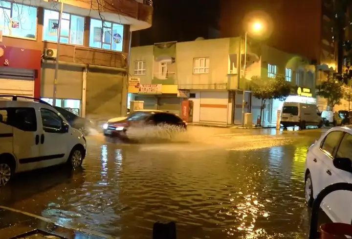 Mardin’de sağanak; yollar göle döndü