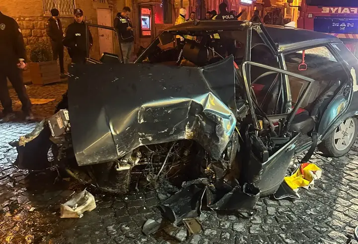 Mardin'de iş yerinin duvarına çarpan otomobildeki 4 kişi yaralandı