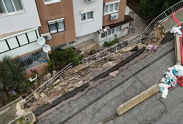 Buca'da istinat duvarı çöktü; apartman sakinleri çözüm bekliyor