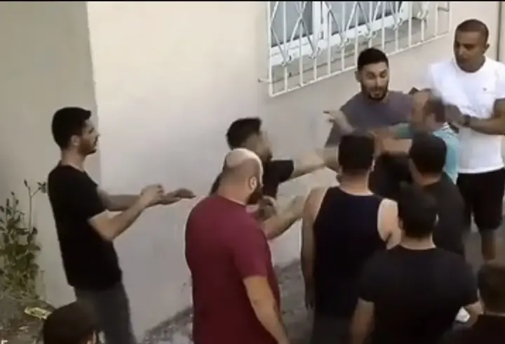 Trafikte tartıştıkları kişinin evinin basıp, annesini darbettiler!