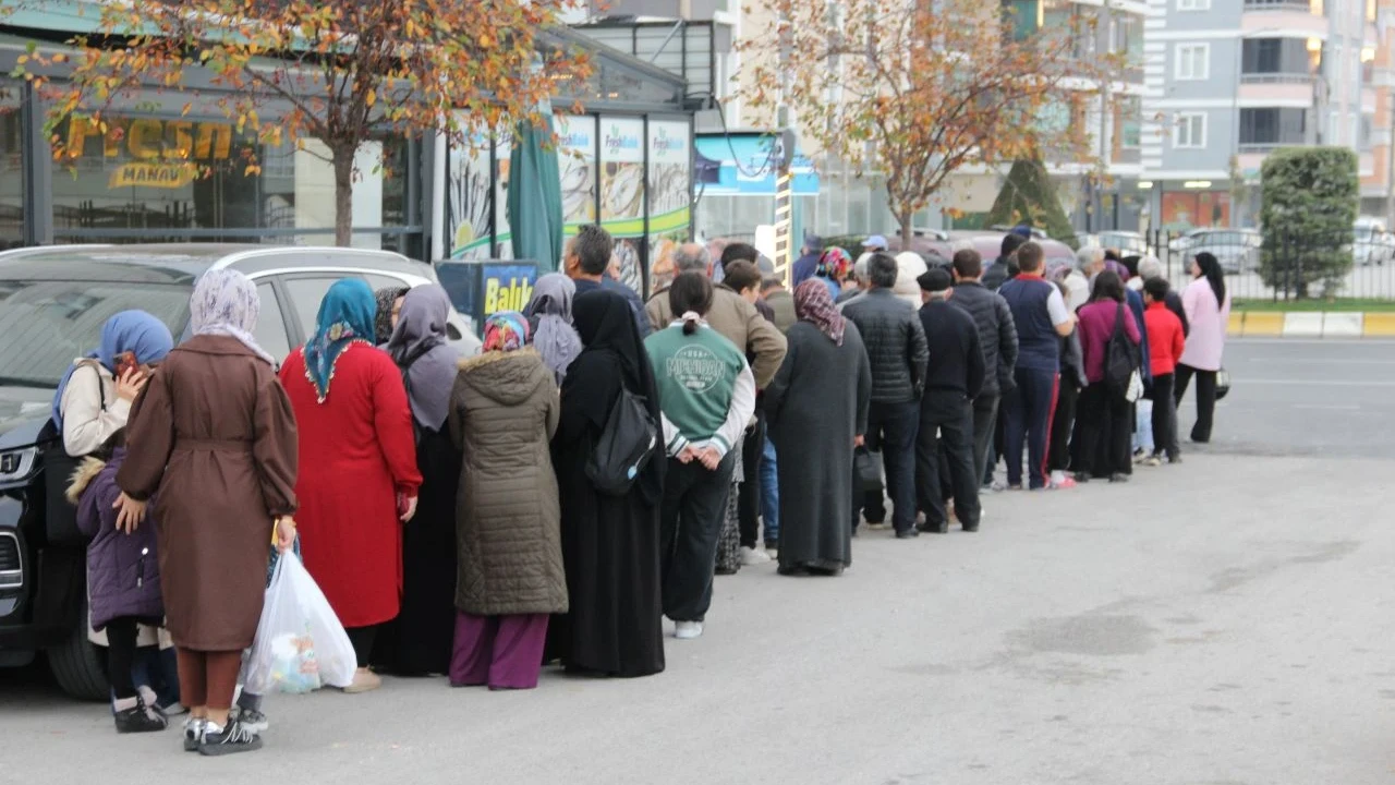 Denizi olmayan şehirde hamsi 40 TL'ye düştü: Vatandaş kuyruk oluşturdu