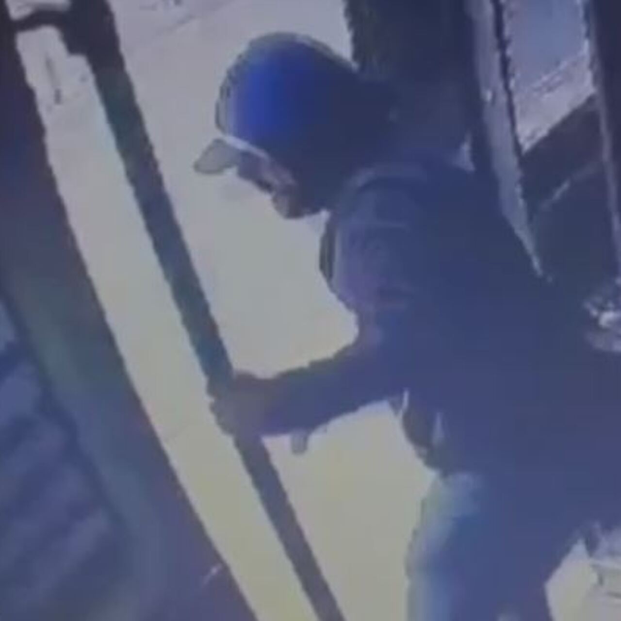 Penceresinden husumetlisine ateş açtığı dolmuşu kaçırdı!