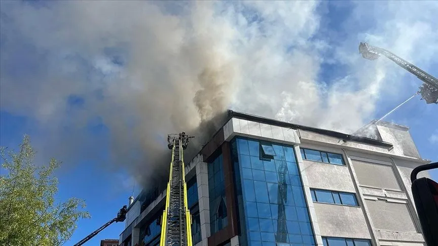 Esenyurt'ta tekstil atölyesinde çıkan yangına itfaiye müdahale ediyor