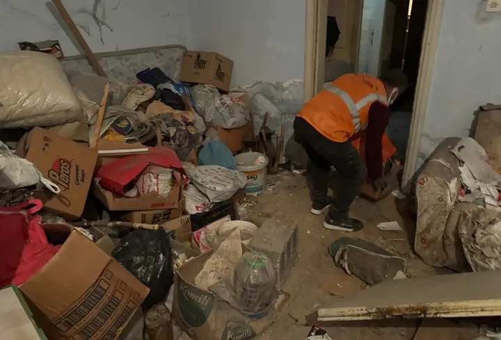 Zihinsel engelli kadın, çöp evde 1 ay önce ölen annesinin cesediyle yaşamış