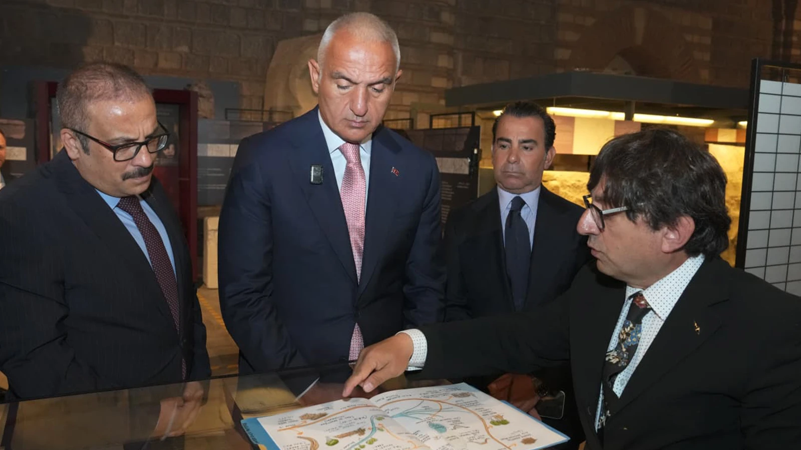 Bakan Ersoy, Hitit İmparatorluğunun izlerini taşıyan sergiyi ziyaret etti