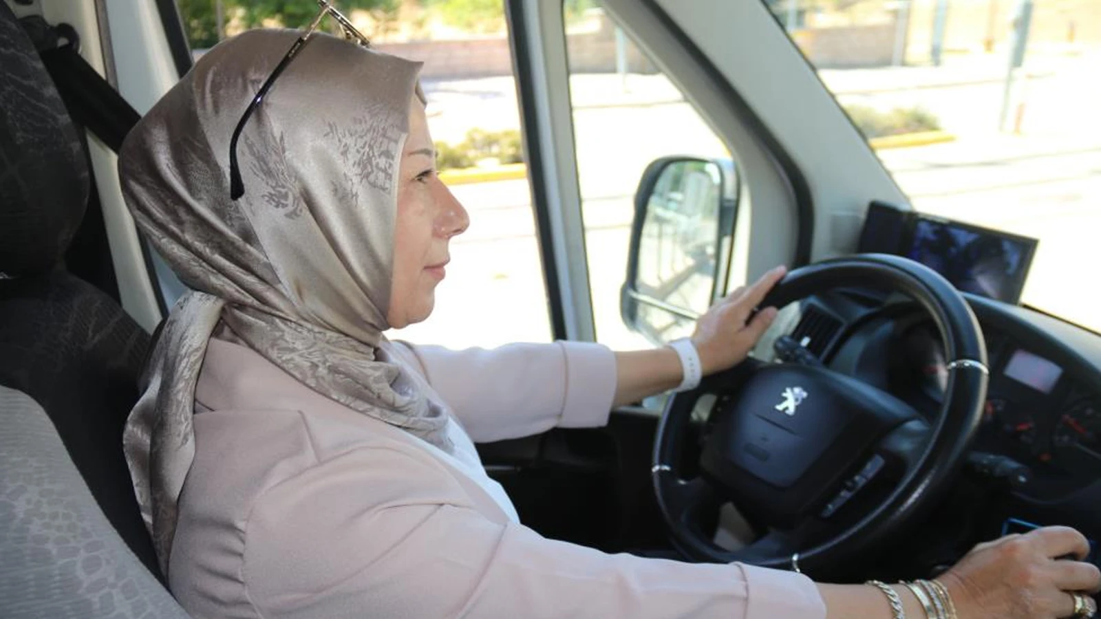Önce liseyi bitirdi ardından direksiyonuna geçtiği servisle öğrenci taşımaya başladı