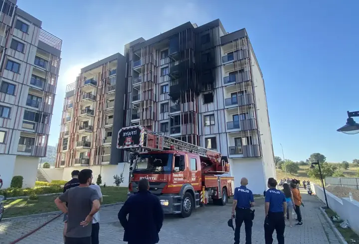 Çanakkale'de korkutan yangın: 10 kişi dumandan etkilendi