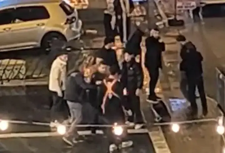 Lokanta çalışanlarıyla müşteriler arasındaki kavga kamerada