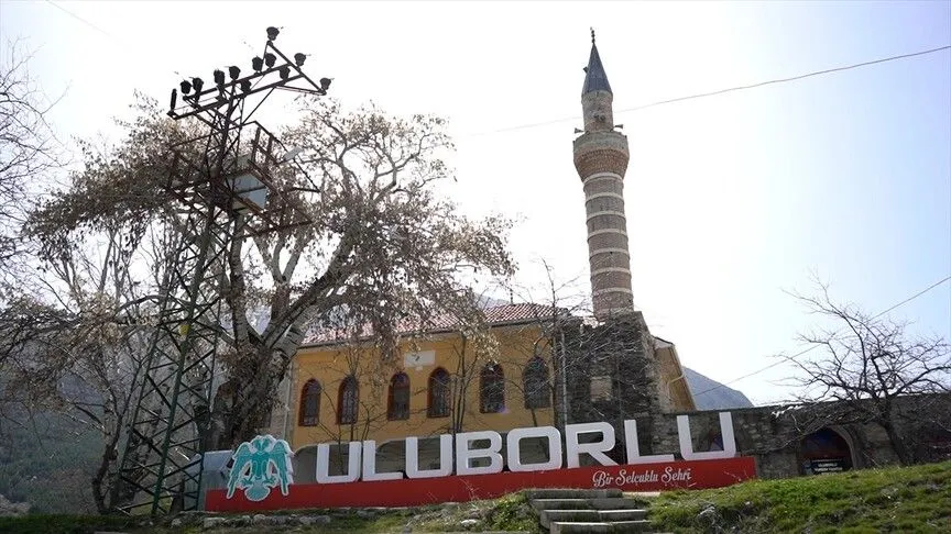 Isparta'da yaklaşık 8 asırlık Selçuklu camisi zamana direniyor