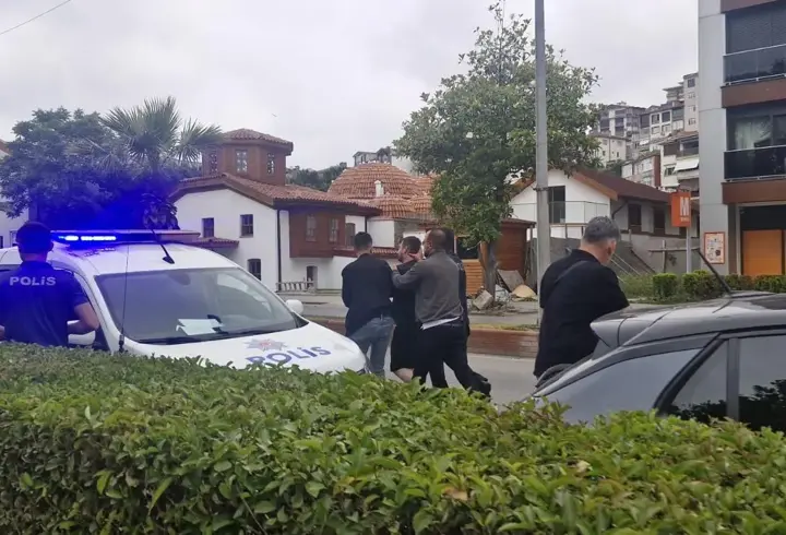 Tanımadığı kadına gül vermek istedi, reddedilince bıçak gösterdi