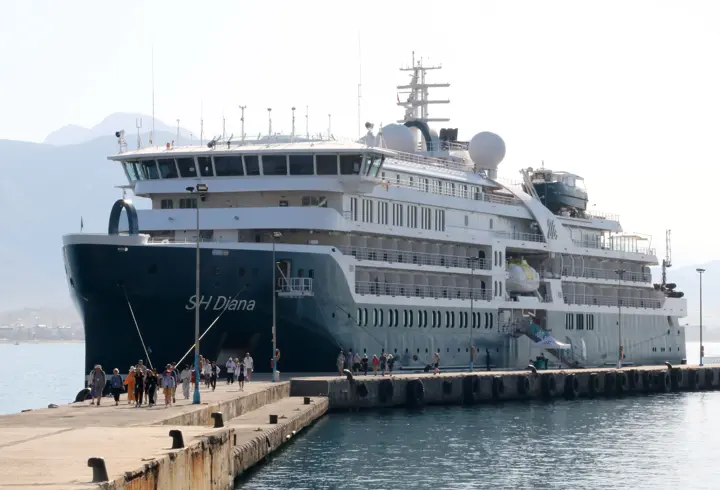 Lüks kruvaziyer ABD'li ve Rus turistleri getirdi