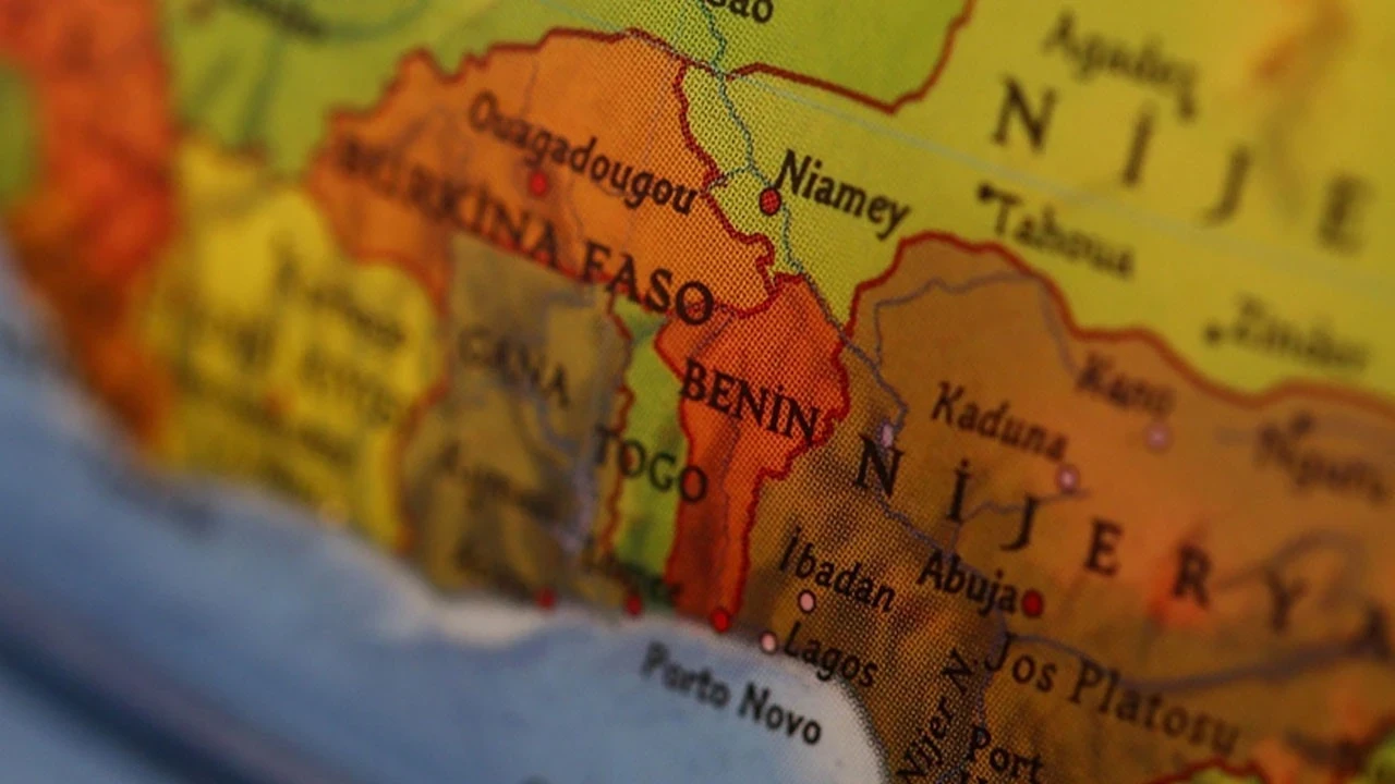Benin’de darbe girişimi: Askerler devlet televizyonundan hükümeti feshettiklerini ilan etti