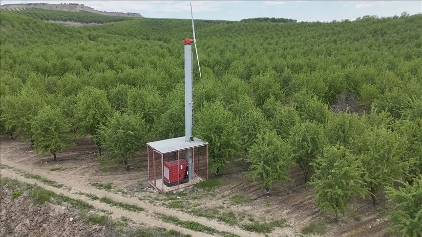 Adıyaman'da don önleyici pervaneler, badem bahçesini zirai dondan korudu
