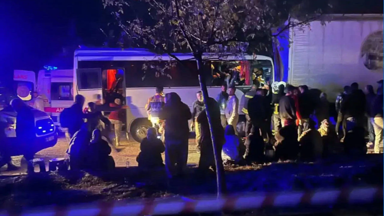 Isparta’da Tarım İşçilerini Taşıyan Minibüs Tır’a Çarptı: 17 Yaralı