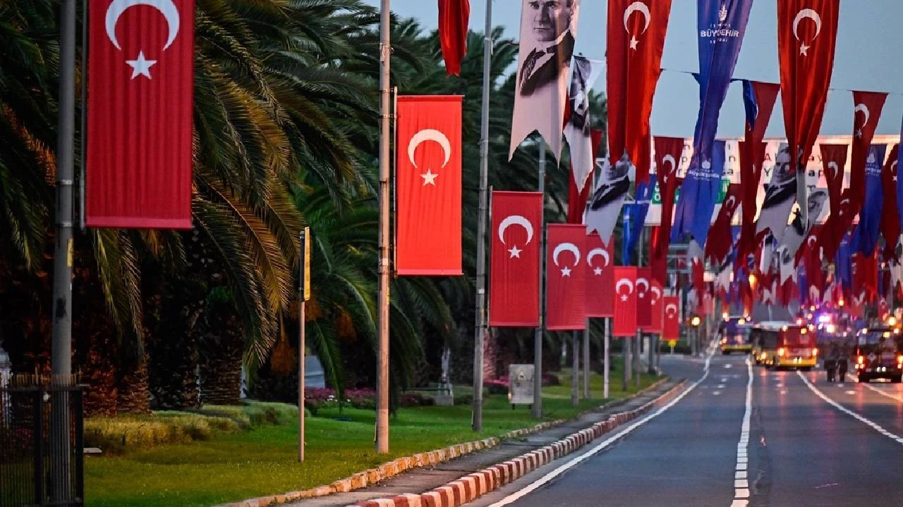 Vatan Caddesi'ndeki 29 Ekim Kortej Geçişi, Yağış Nedeniyle İleri Bir Tarihe Ertelendi