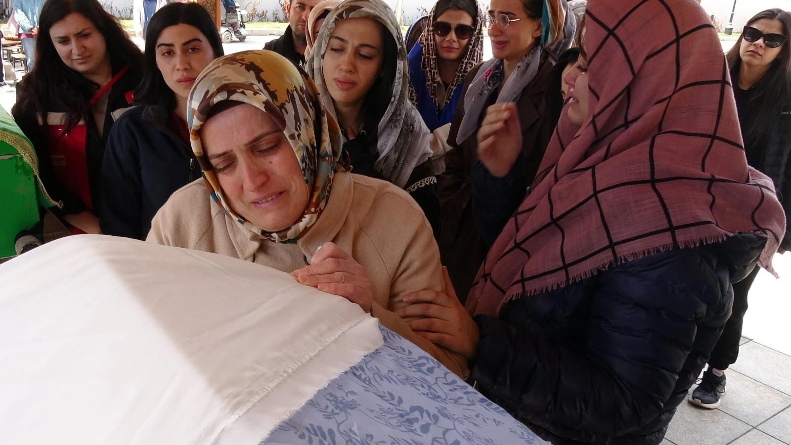 Eşi tarafından otomobilde boğulan Hatice’nin annesi: Yavruma kıyanları yaşatmayın