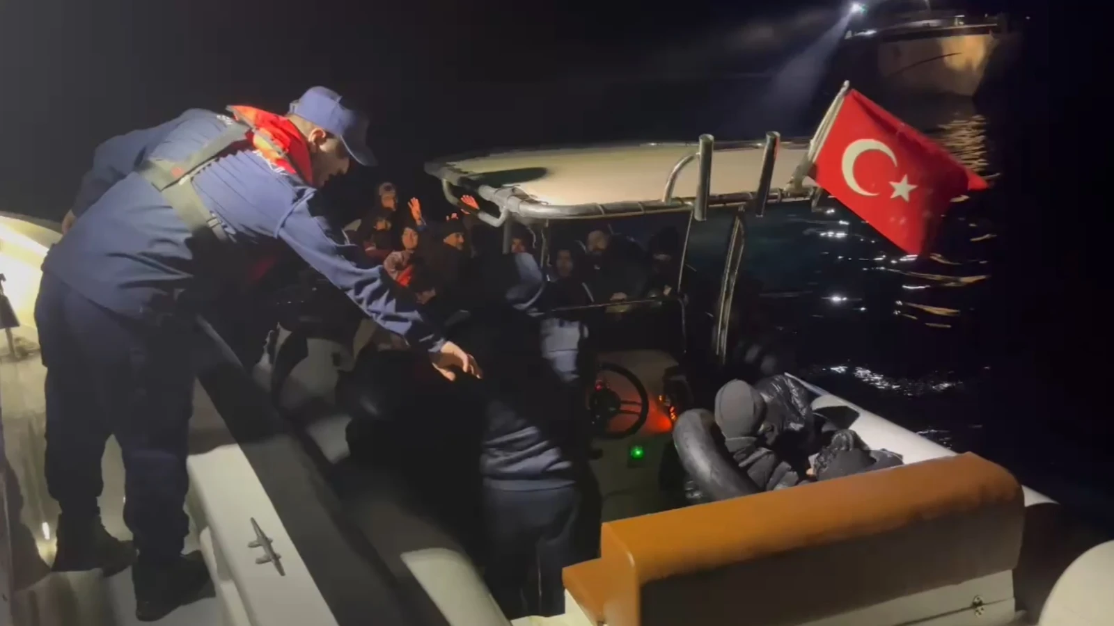 İzmir açıklarında 28 kaçak göçmen yakalandı