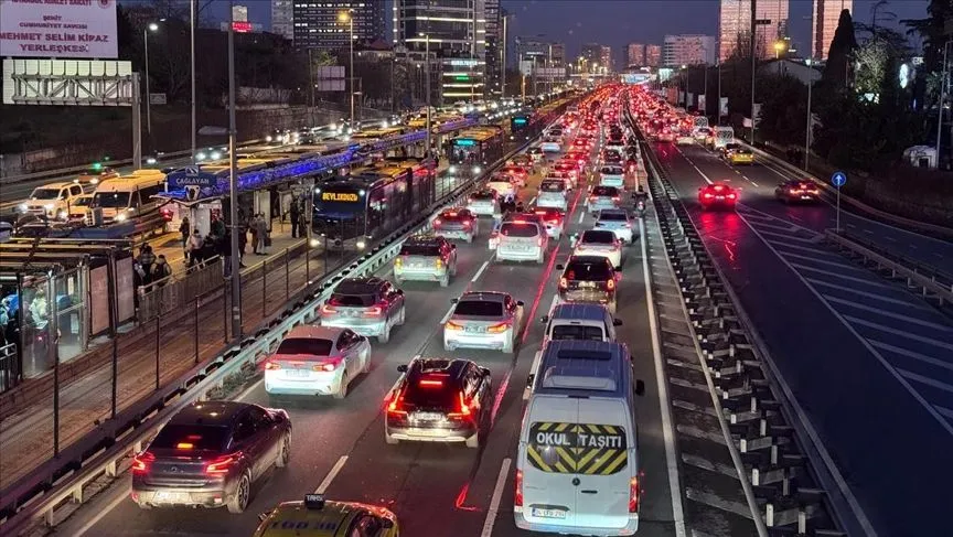 İstanbul'da akşam saatlerinde trafik yoğunluğu yüzde 71'e çıktı