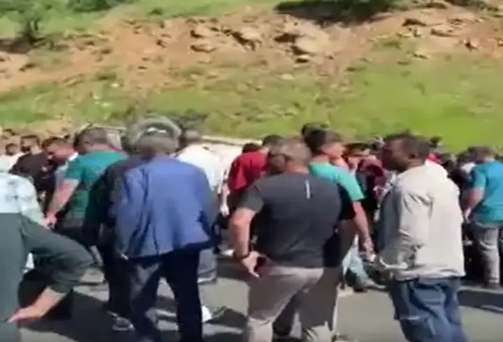 Hakkari'de okul servisi kaza yaptı: 12 öğrenci yaralandı