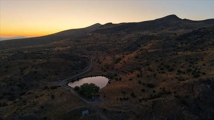 Malatya'daki Dipsiz Göl gün batımında güzel manzara sundu