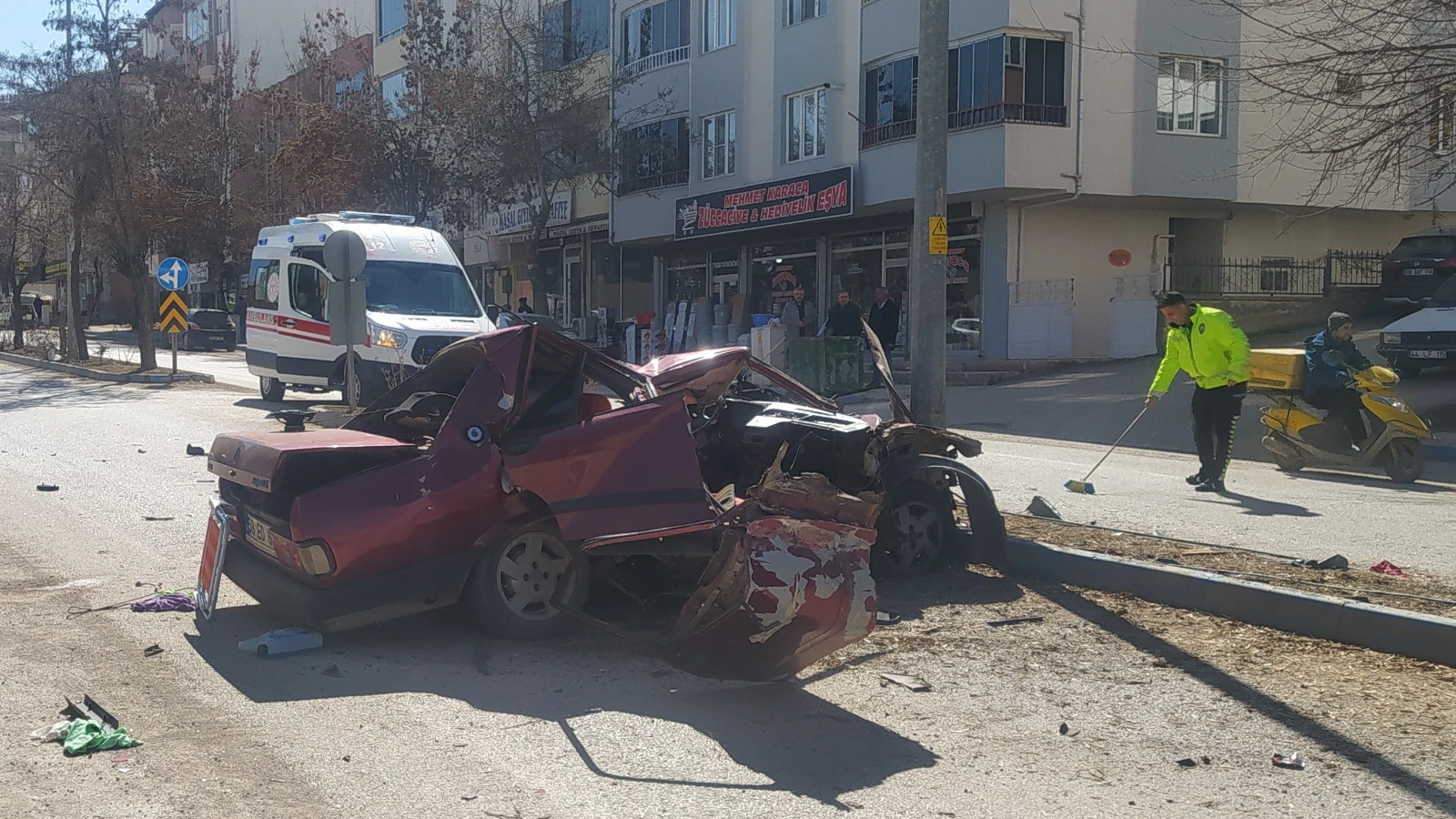 Ağaca çarpan otomobildeki 1 kişi öldü, 1 kişi yaralandı