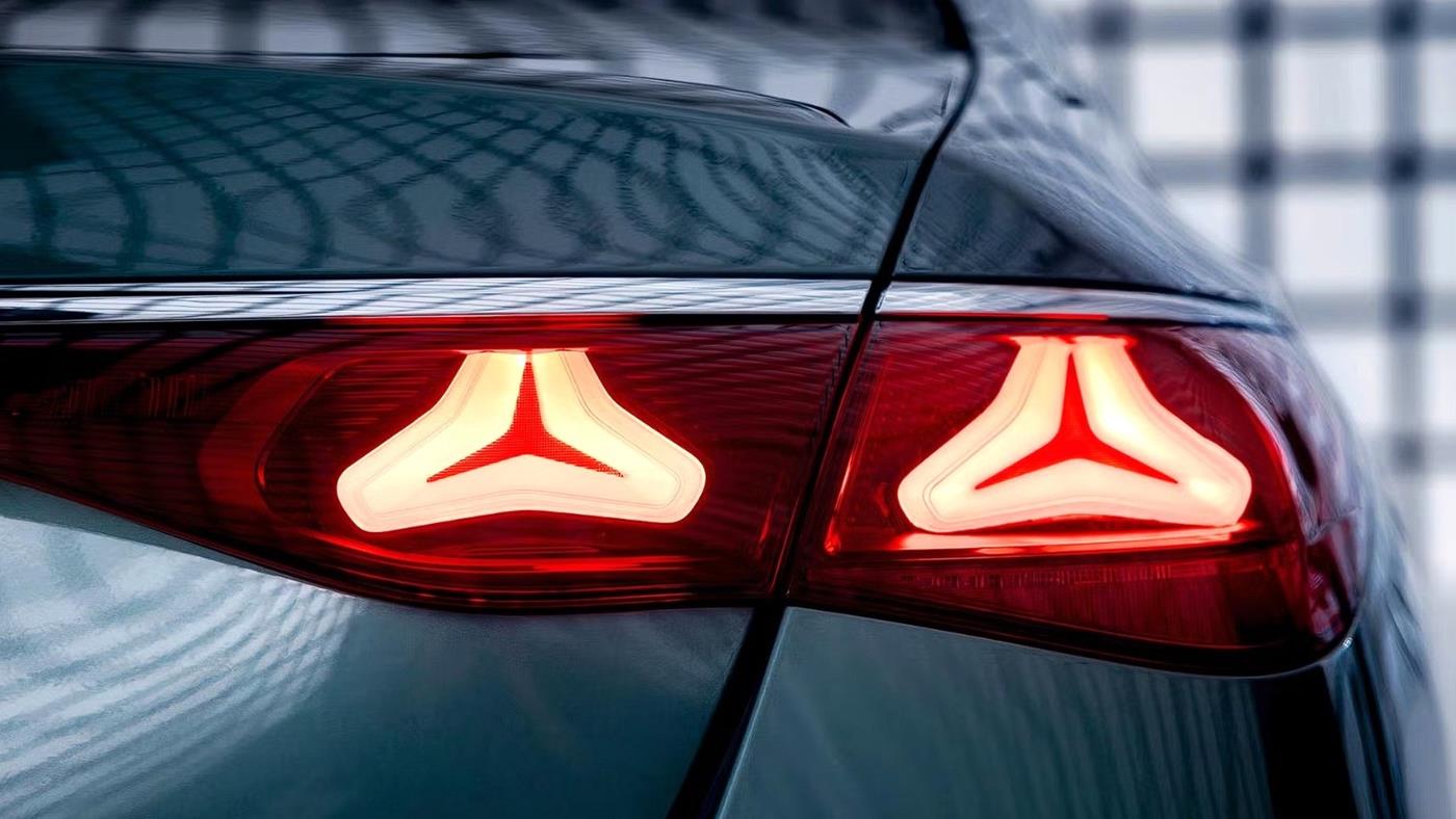 Mercedes’ten stop lambalarını kablo karmaşasından kurtaracak yeni patent