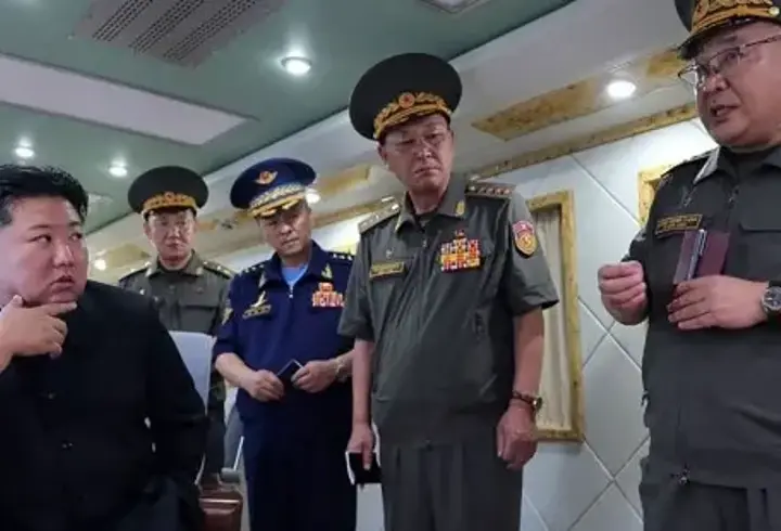 Kim Jong-un bizzat denetledi! Tatbikat esnasında hava savunma füzeleri test edildi...