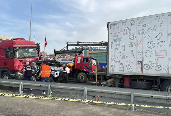 2 TIR'ın arasında sıkışan kamyonetteki 3 kişi yaralandı