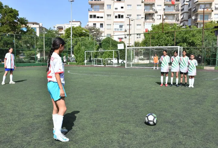 İzmir'de Kız Öğrenciler İçin Futbol Turnuvası