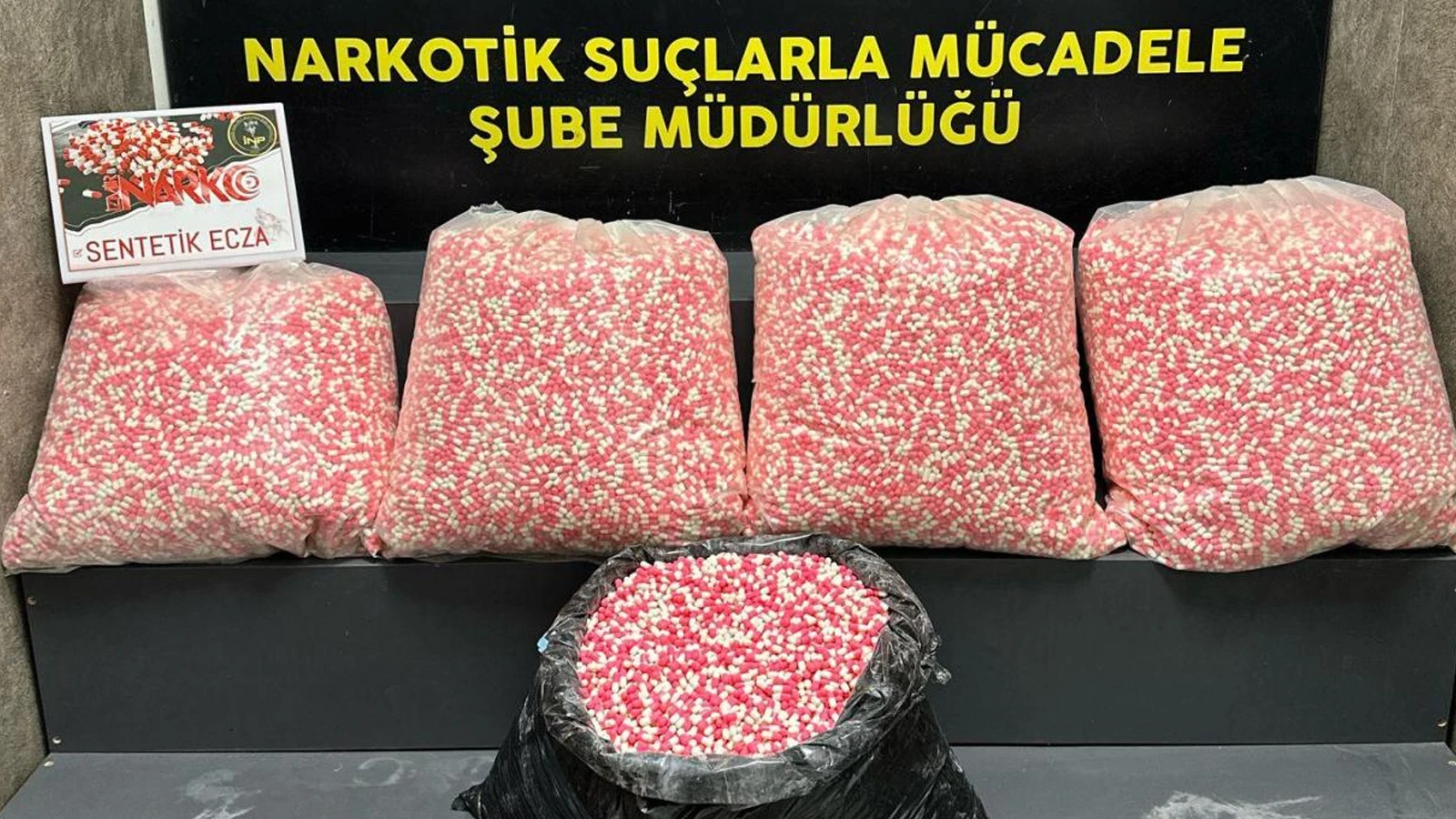 İzmir'de uyuşturucu operasyonu: 160 bin 940 sentetik ecza ele geçirildi