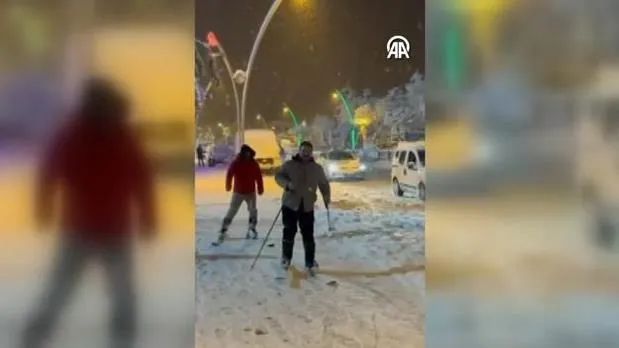 Muş'ta 3 kişi kaldırımda kayak yaparak eğlendi