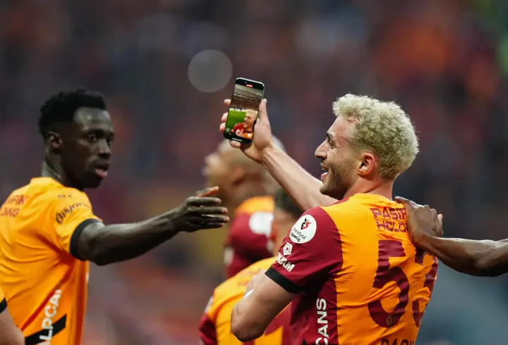 Barış Alper Yılmaz, gol sonrası 'selfie' çekti, sarı kart gördü