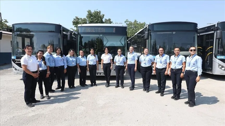 Muğla'da kadın otobüs şoförleri, güler yüzle yolcularını duraklarına ulaştırıyor