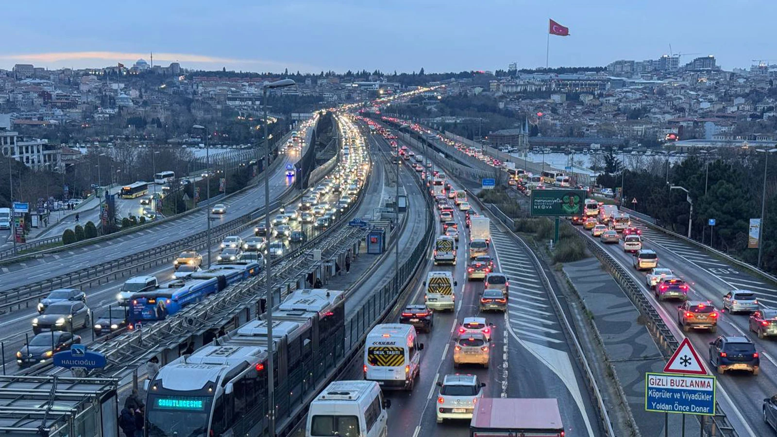 İstanbul'da trafik kilit: Yoğunluk yüzde 80'e çıktı
