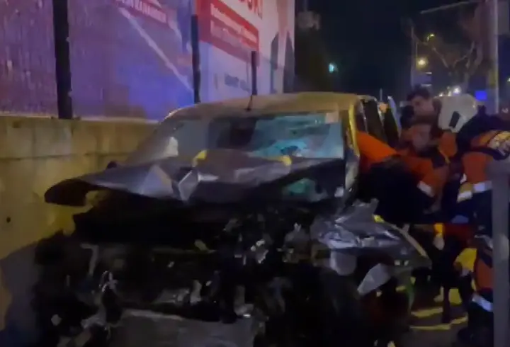 İstanbul - Ümraniye'de hafif ticari araç ile otomobil çarpıştı: 3 yaralı