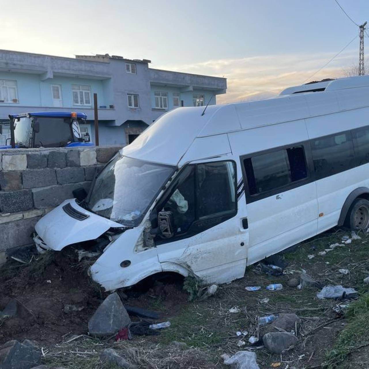 Servis minibüsü bahçe duvarına çarptı: 10 yaralı