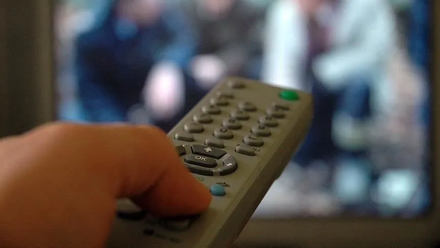 Yaşlılar günde 5 saati televizyon başında geçiriyor
