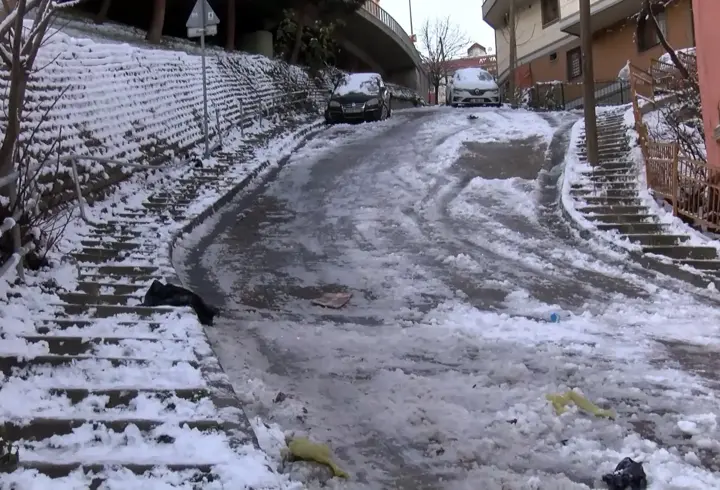 İstanbul- Kağıthane'de kar ve buzlanma nedeniyle yokuşta güçlükle ilerlediler