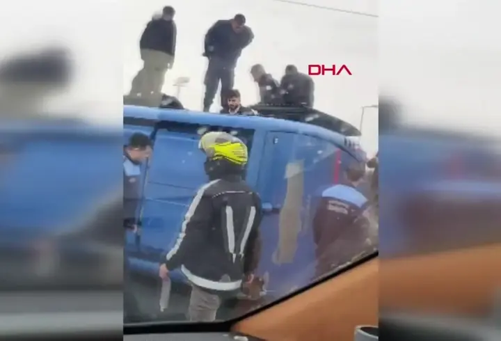 İstanbul'da cezaevi nakil aracı devrildi: 10 yaralı