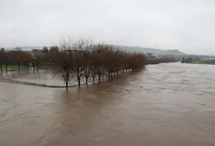 Diyarbakır’da sağanak sonrası dereler taştı, tarım arazilerini su bastı