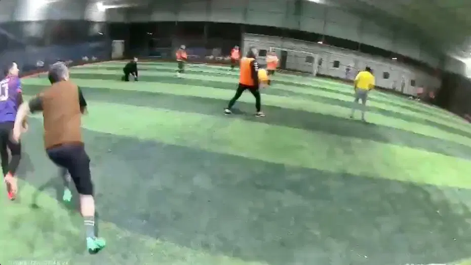 Halı sahanın çatısı çöktü. Futbolcuların koşarak kaçtığı anlar kamerada
