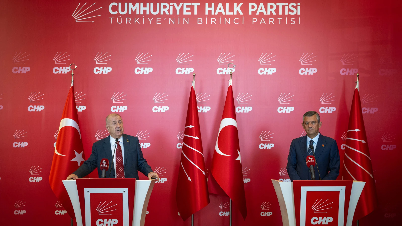 Özgür Özel ve Ümit Özdağ, CHP Genel Merkezi'nde bir araya geldi