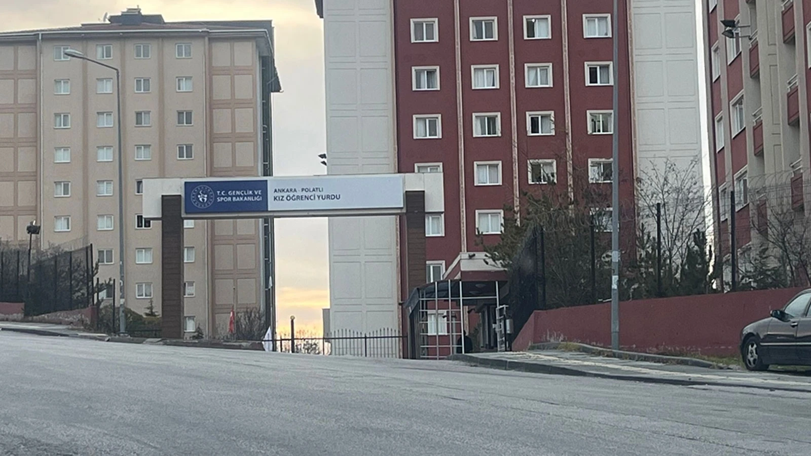 Ankara'da 4'üncü kattan düşen genç kız ağır yaralandı