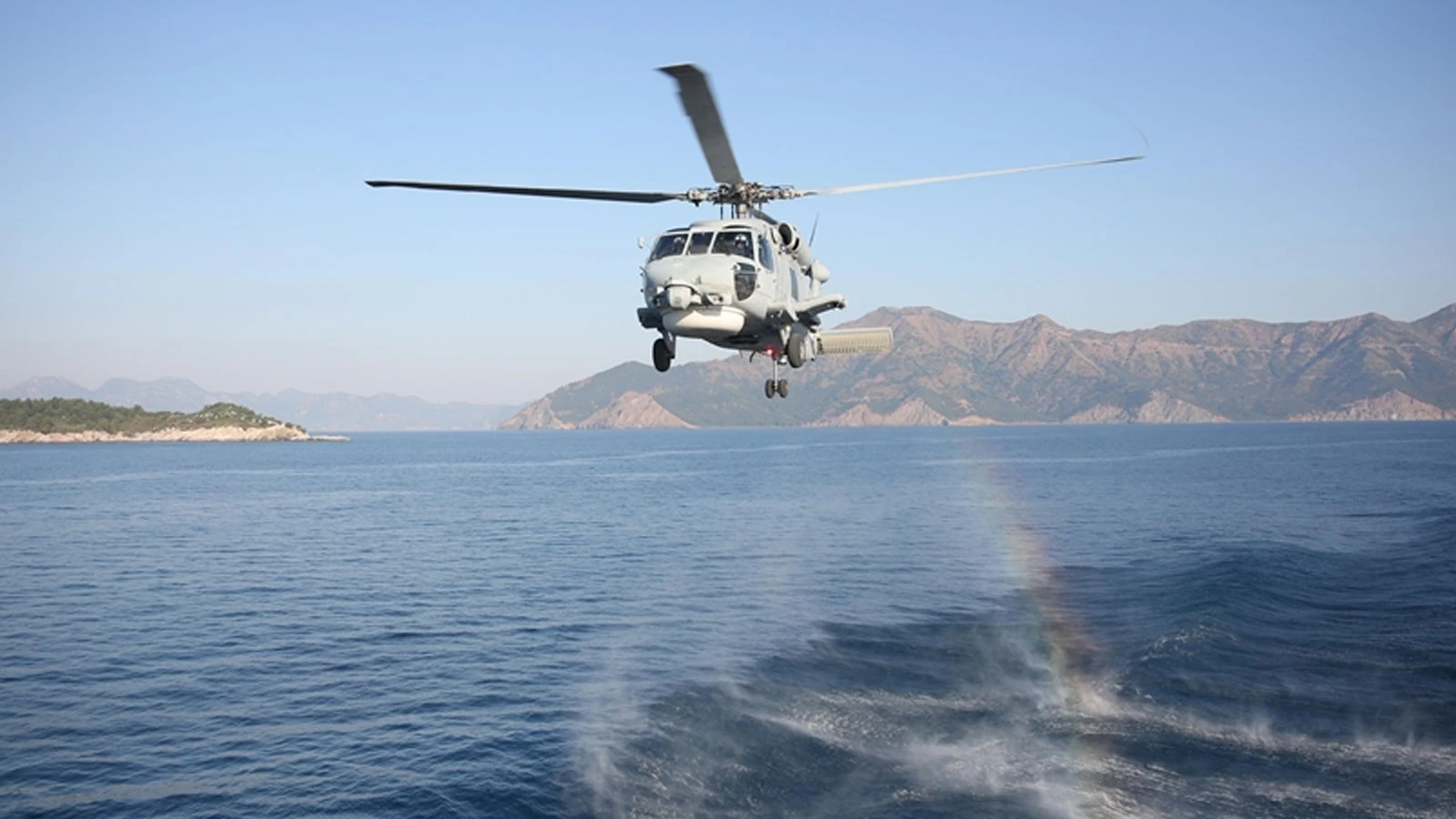 Deniz Kuvvetleri'ne ait helikopter acil iniş yaptı
