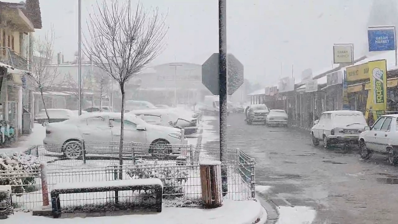 Antalya'nın yüksek kesimlerinde yoğun kar! Ulaşımda aksamalar yaşanıyor