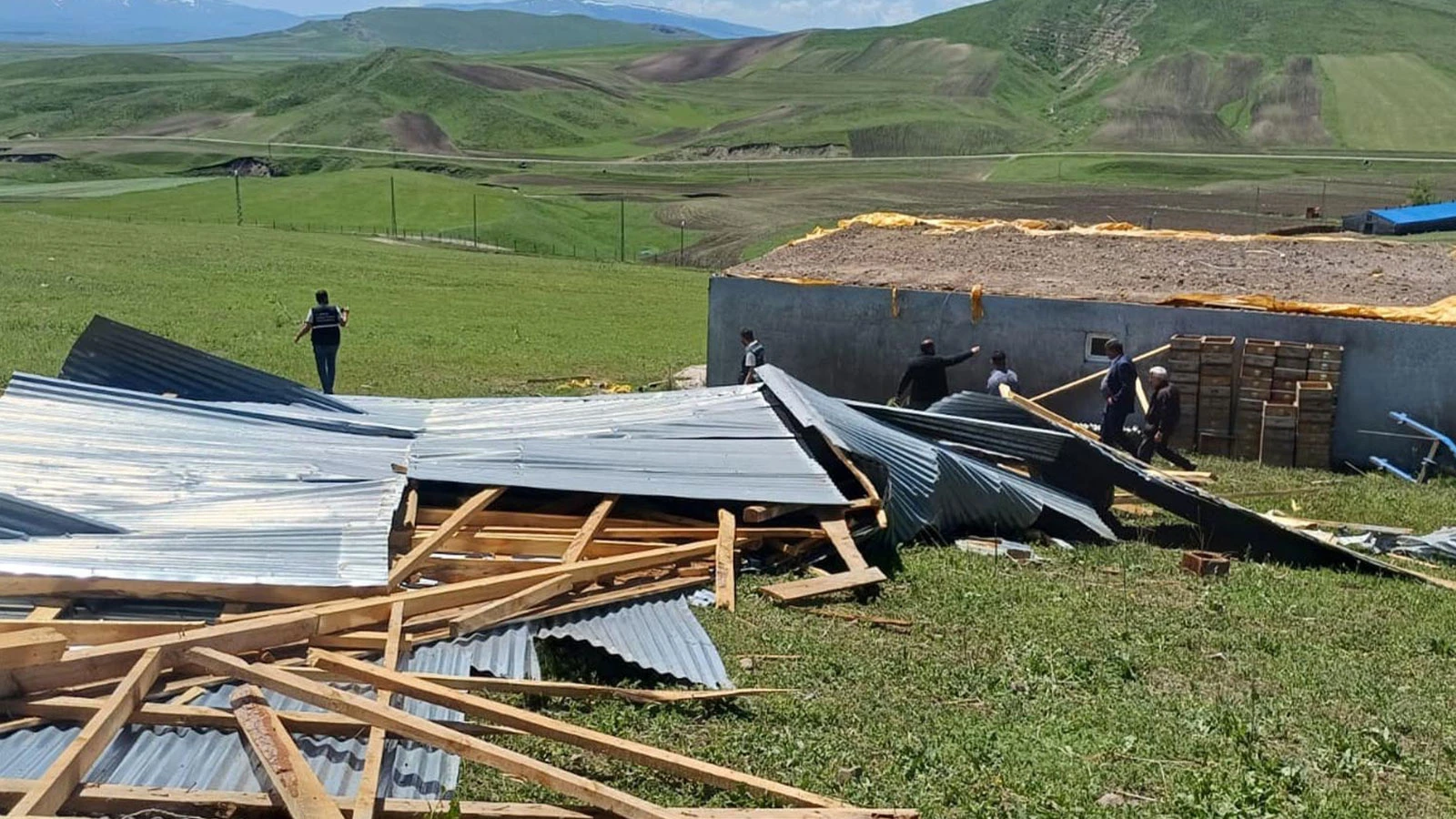 Kars'taki fırtınada 8 ev ve 3 ahırın çatısı uçtu