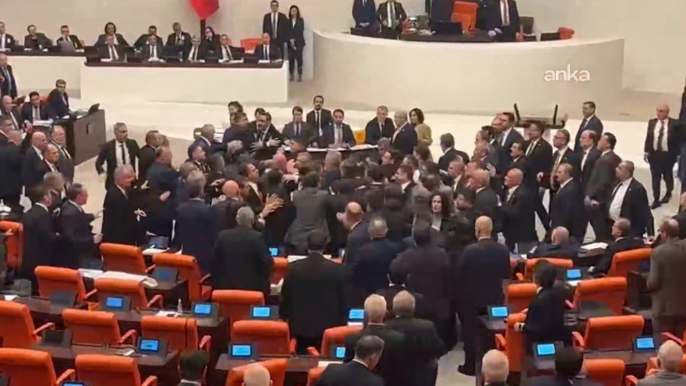 Meclis'te gerginlik! 2026 bütçesi kabul edildi, vekiller birbirine girdi