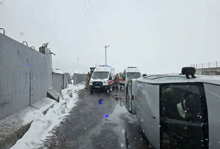 Bingöl’de hafif ticari araç yola savruldu: 2 yaralı