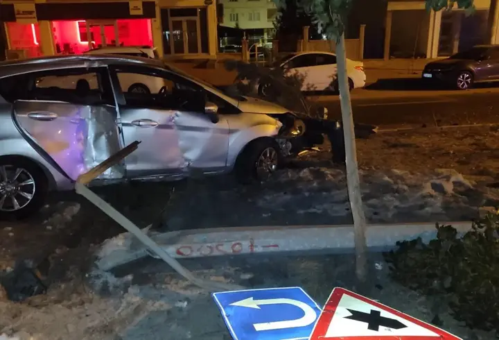 Midyat’ta otomobil refüje çıktı: 1 yaralı